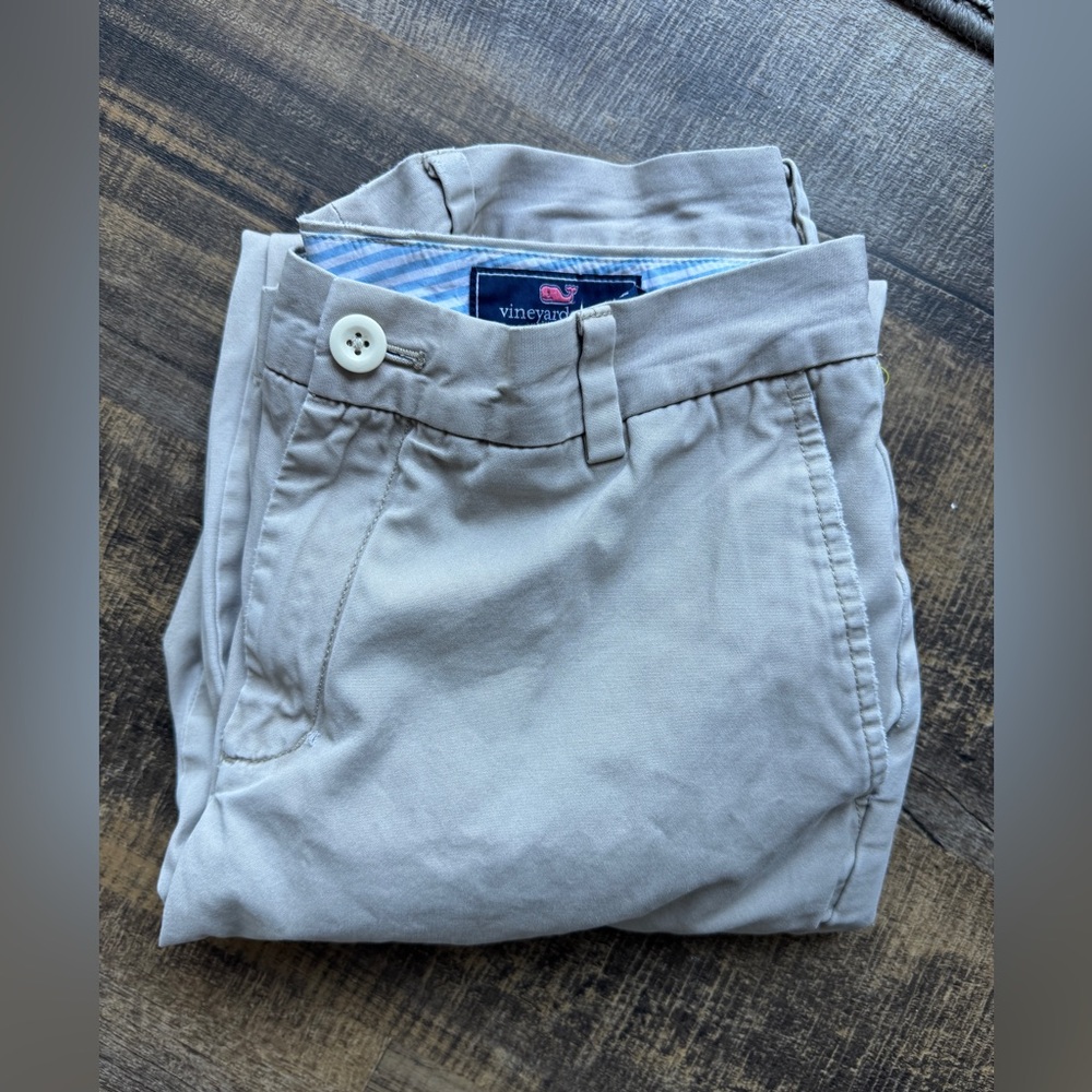 Men’s Vineyard Vines khaki pants
32x34